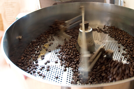 コーヒー豆をハンドピック