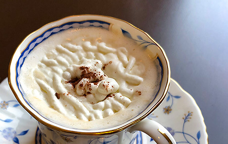 深みのあるコーヒーに甘味のクリームをのせ、ブラウンシュガーがアクセントの味わい。