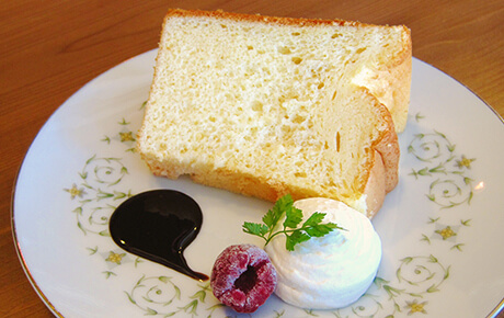 白身と黄身、それぞれ特徴のある卵を掛け合わせつくる、絹の様なケーキです。<br />※プラスでアイスとコンビネーション