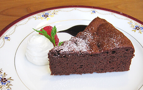 スイートチョコレートが甘く溶けだすショコラケーキ。ビターな珈琲にベストマッチ。<br />※プラスでアイスとコンビネーション